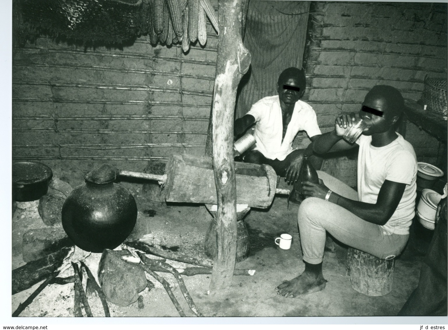 Photo Zaïre Région Bunia. Distillation Clandestine Et Consommation D'alcool. Congo. Rare 1988 Photo-service PP. Blancs - Afrique