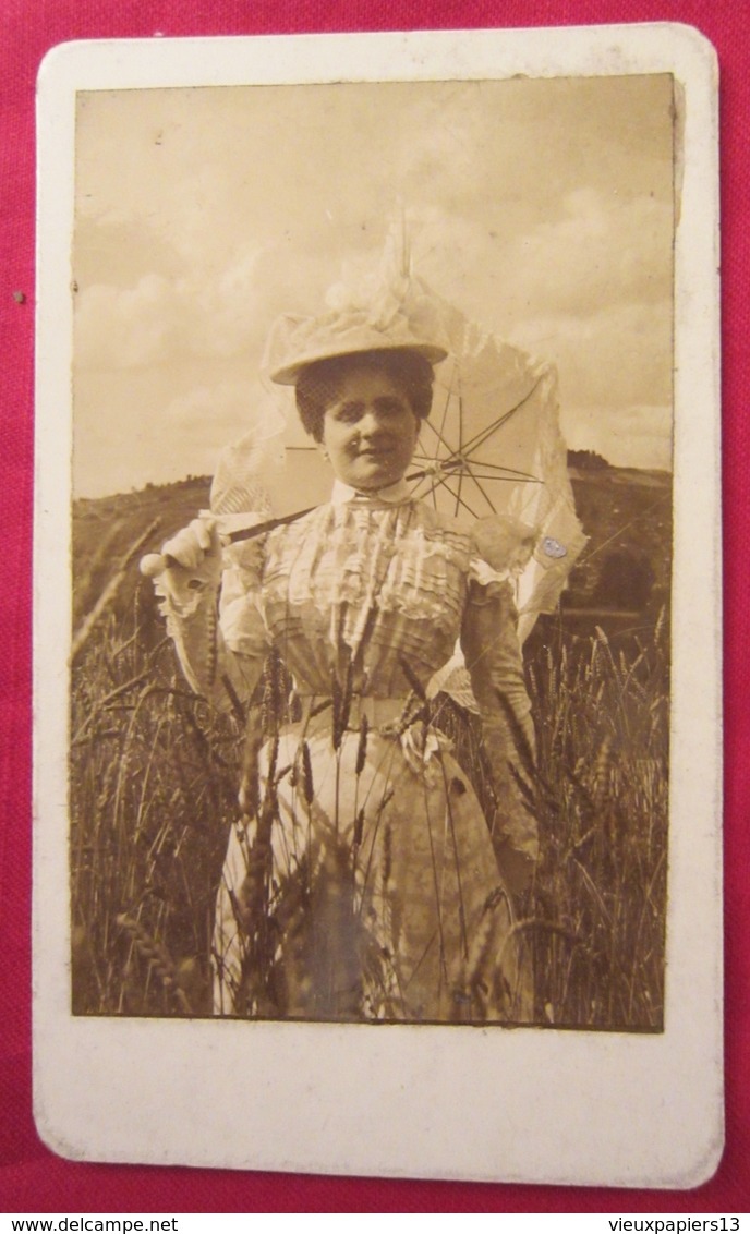 Jolie Photo Ancienne Cdv - Jeune Femme Avec Chapeau Et Ombrelle - Vers 1890 - Anciennes (Av. 1900)