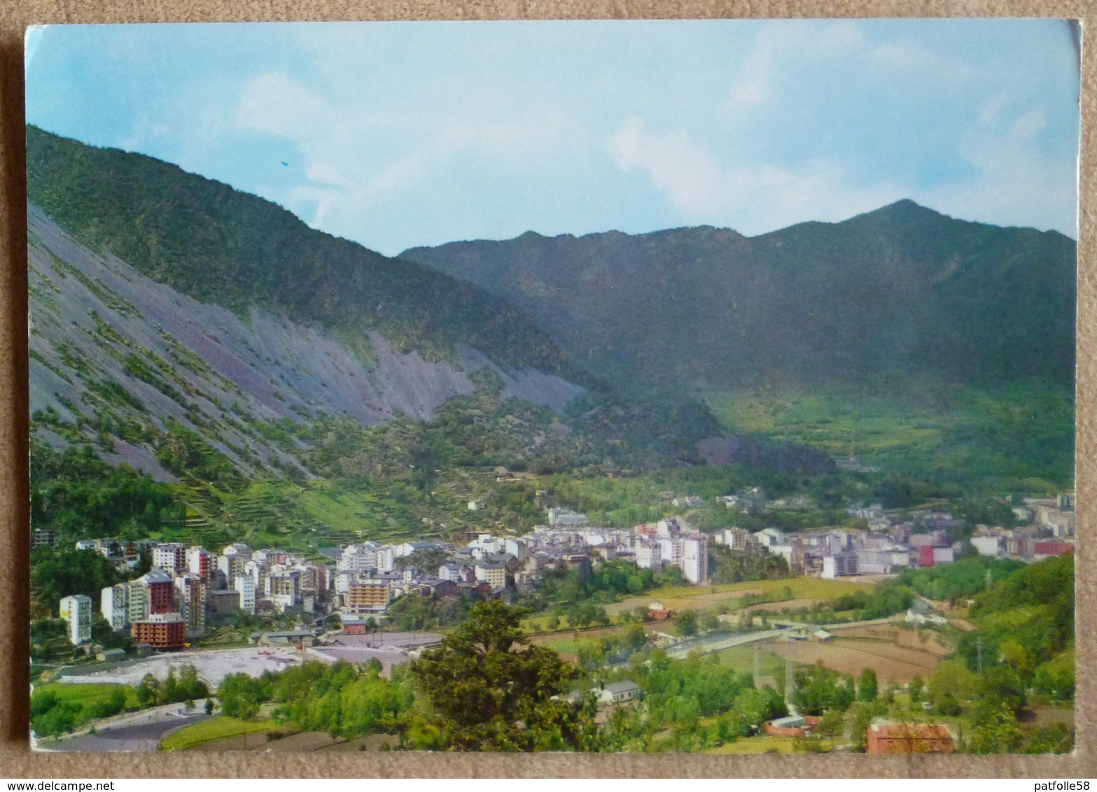 ANDORRE.JOLI LOT DE 40 CARTES.VOIR SVP DETAILS PHOTOS ANNONCE.TIMBRES ANDORRE.