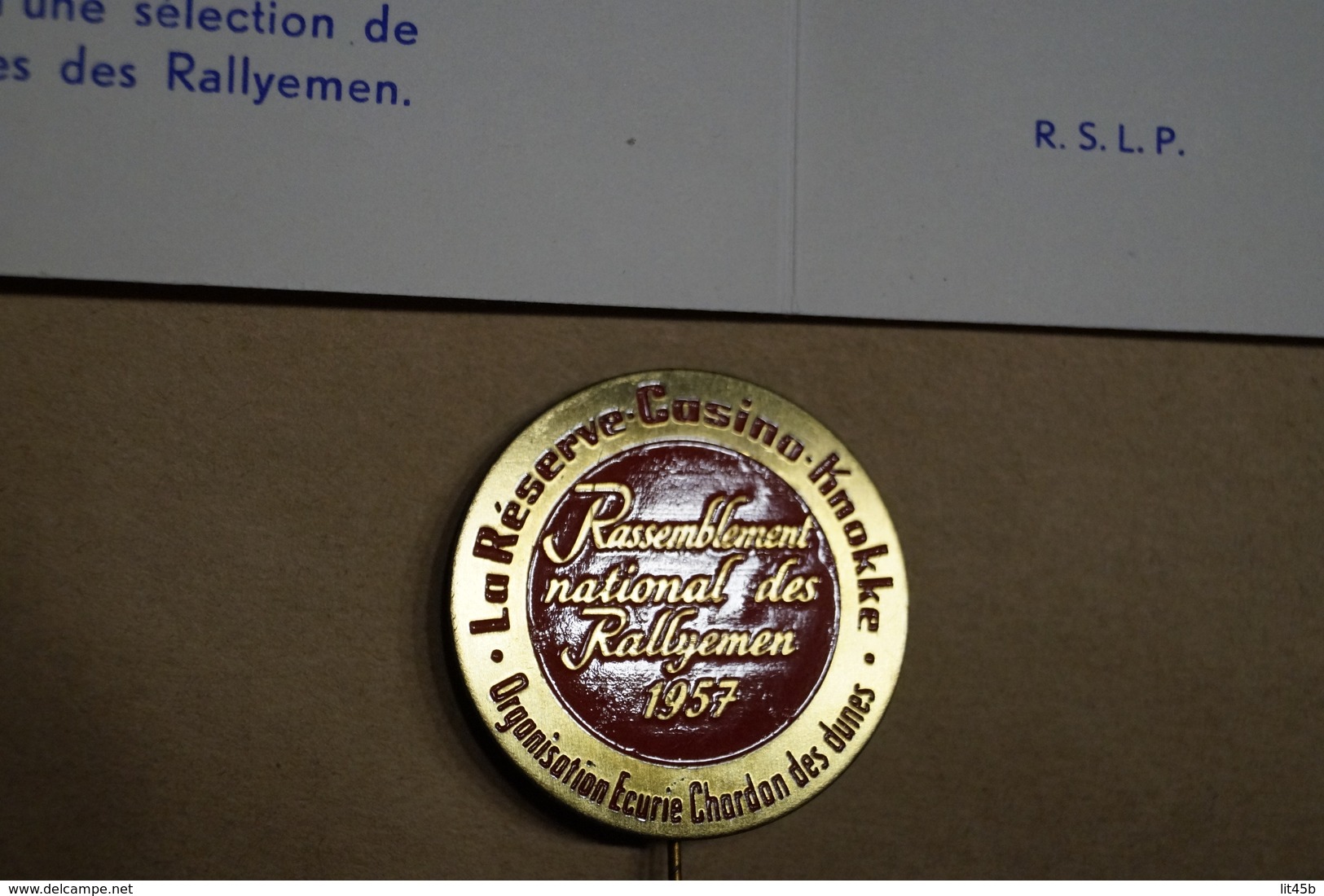 Ancienne Invitation Avec Badge Original,bal Du Rallye 1957,écurie Chardon Des Dunes à Knokke - Autres & Non Classés