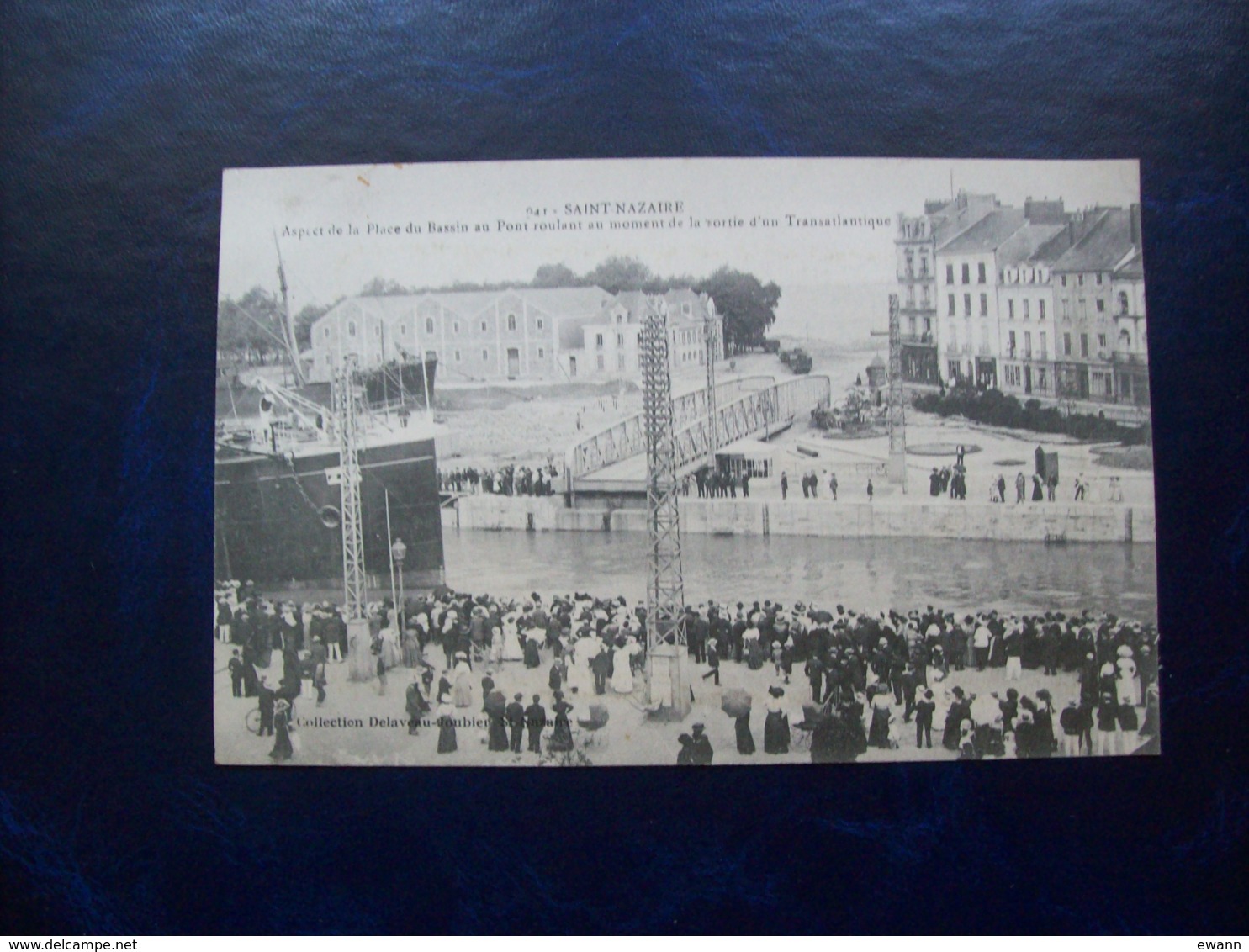 Carte Postale Ancienne De Saint-Nazaire: Aspect De La Place Du Bassin Au Pont Roulant Au Moment De La Sortie D'un Transa - Saint Nazaire