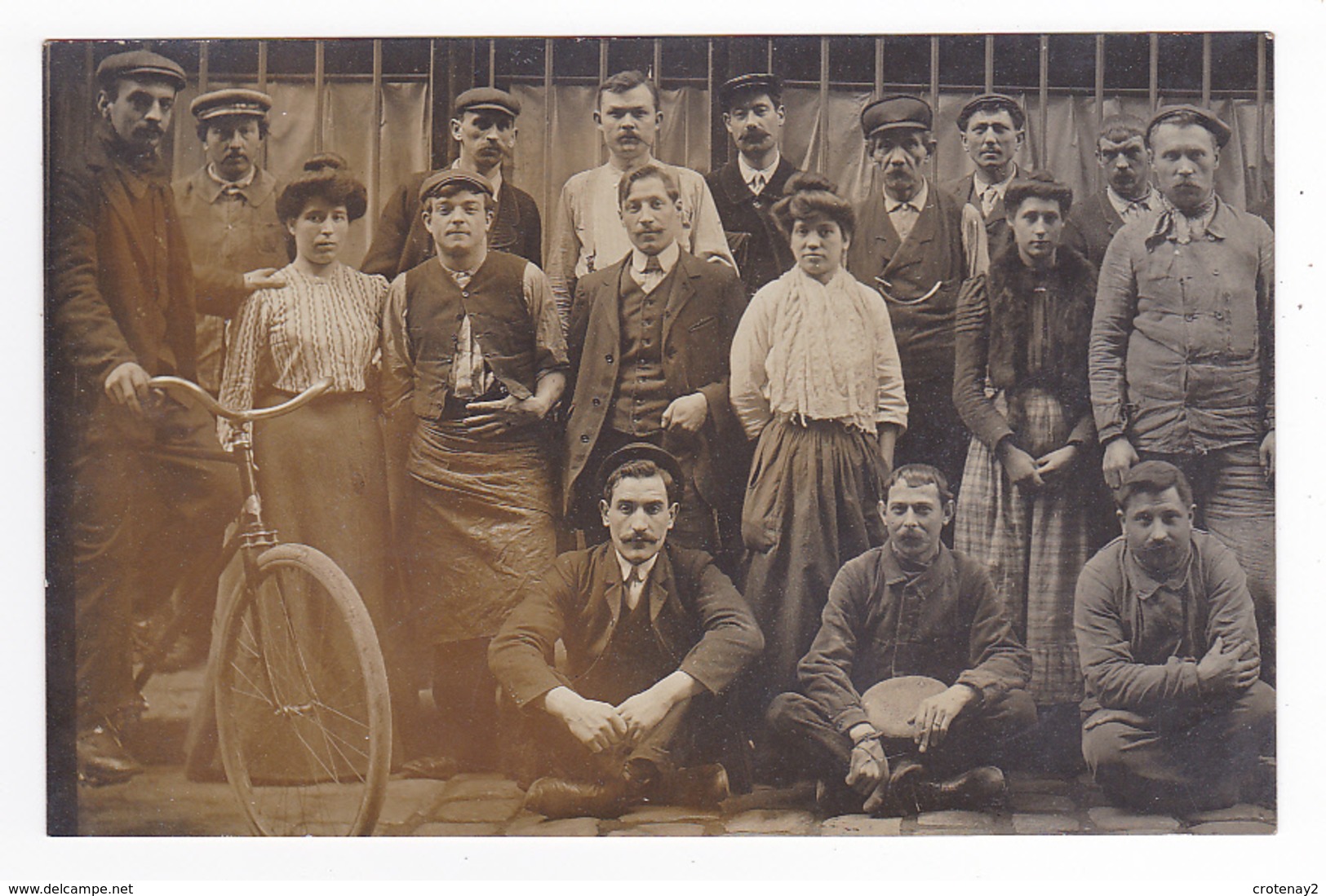 Carte Photo Devant Bistrot Ou Café ? Groupe Hommes Et Femmes Pittoresques à Identifier VOIR 4 ZOOMS Et DOS - Cafés