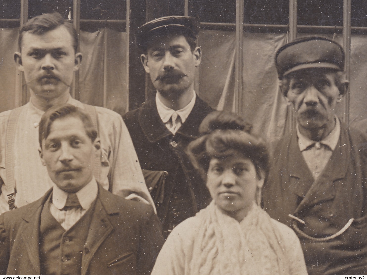 Carte Photo Devant Bistrot Ou Café ? Groupe Hommes Et Femmes Pittoresques à Identifier VOIR 4 ZOOMS Et DOS - Cafés