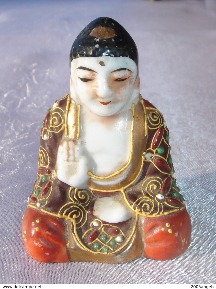 Petit Bouddha En Porcelaine , Peinture émaillée.Début XX Siècle - Hauteur 6,5 Cm - Poids 40 Grs - Bon état. - Autres & Non Classés