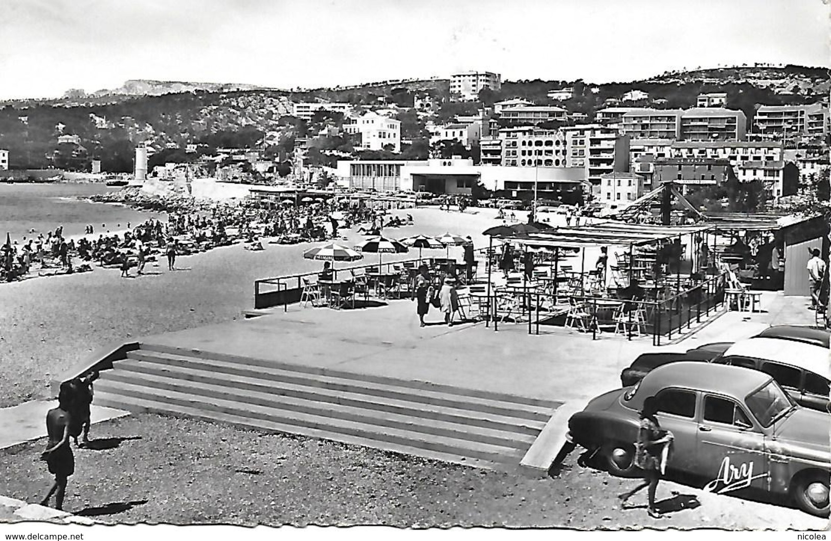 CASSIS - LA GRANDE PLAGE ANIMEE VOITURES D'EPOQUE 1962 - Cassis