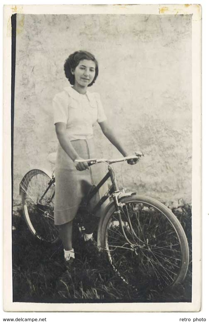 Photo Jeune Femme Et Son Vélo - Personnes Anonymes