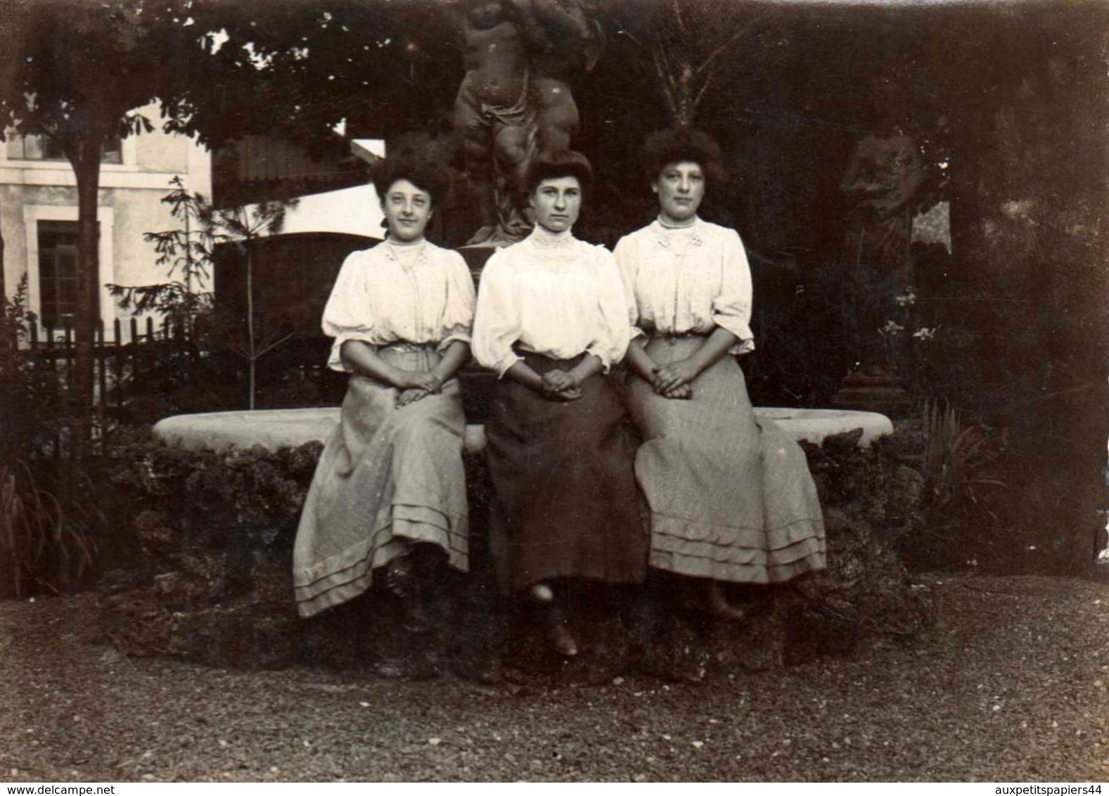 Tirage Photo Albuminé Cartonné Original Portrait De 3 Soeurs Assises Sur Une Fontaine A Ange Nu Vers 1910 - Personnes Anonymes