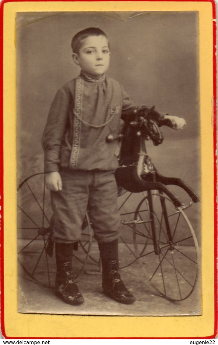 Photo Vers 1865 Cdv Enfant Avec Vélo Trois Roues Avec Tête De Cheval Photo A.Grouget Plélan - Anciennes (Av. 1900)