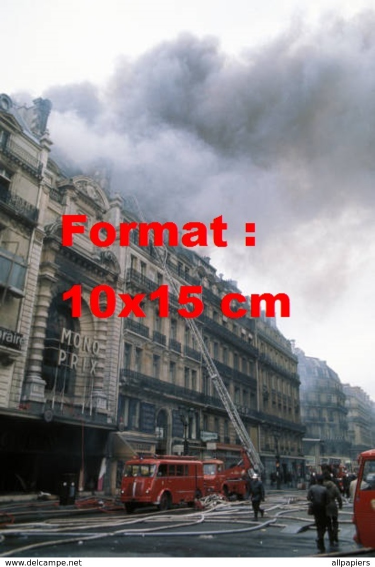 Reproduction D'une Photographie Ancienne  De L'intervention Des Pompiers Au Dessus De Monoprix à Paris En 1974 - Autres & Non Classés