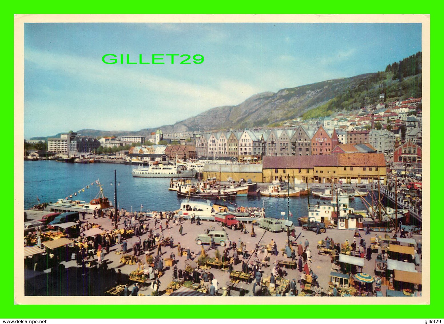 BERGEN, NORVÈGE - MARKET PLACE, IN BACKGROUND THE HANSEATIC QUAY - FORO, NORMANN - ANIMATED WITH OLS TRUCKS - - Norvège