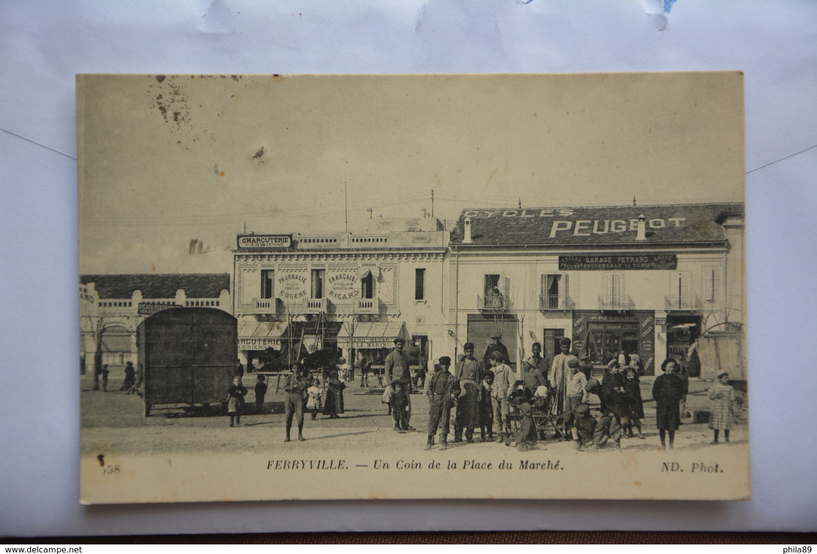 FERRYVILLE-un Coin De La Place Du Marche-cycles Peugeot Inscrit Sur Toit - Tunisie