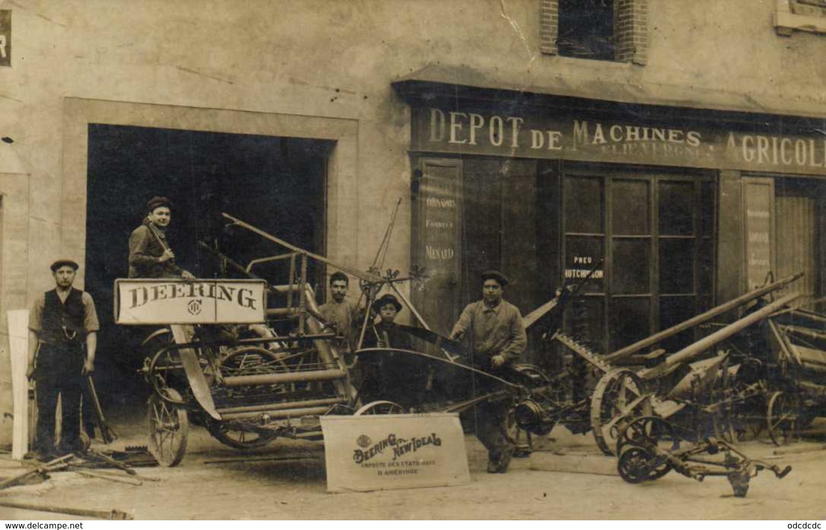 CARTE PHOTO DEPOT DE MACHINES AGRICOLES  DEERLING Pneu Hutchiston   à Situer (Tarn Albi ? )RV - Photographs