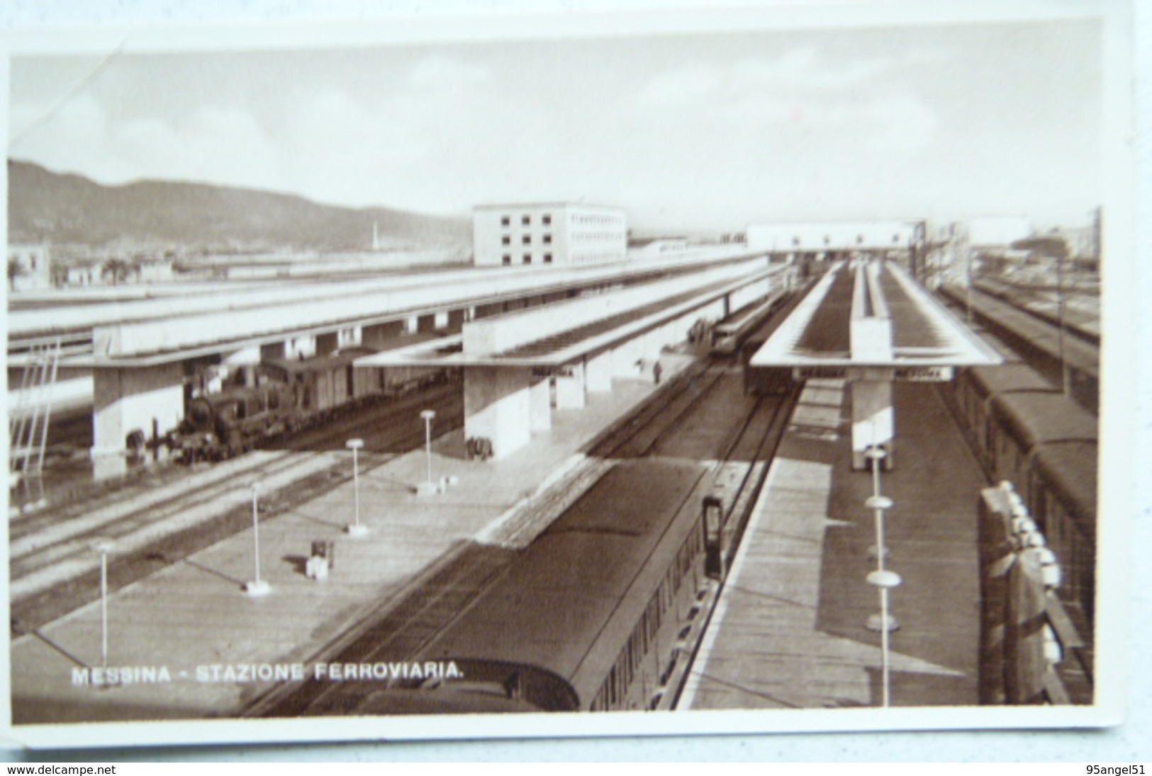 MESSINA - STAZIONE FERROVIARIA CON LOCOMOTIVA E CARROZZE TRENI - Messina