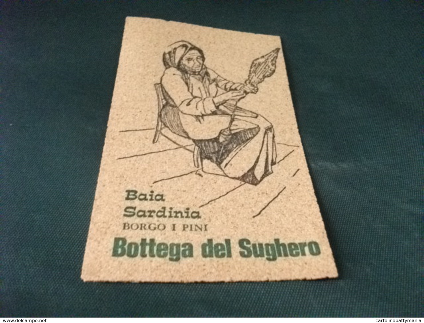 Cartolina In Sughero  SARDEGNA Baia Sardinia Borgo I Pini Bottega Del Sughero  Donna Che Lavora - Artigianato