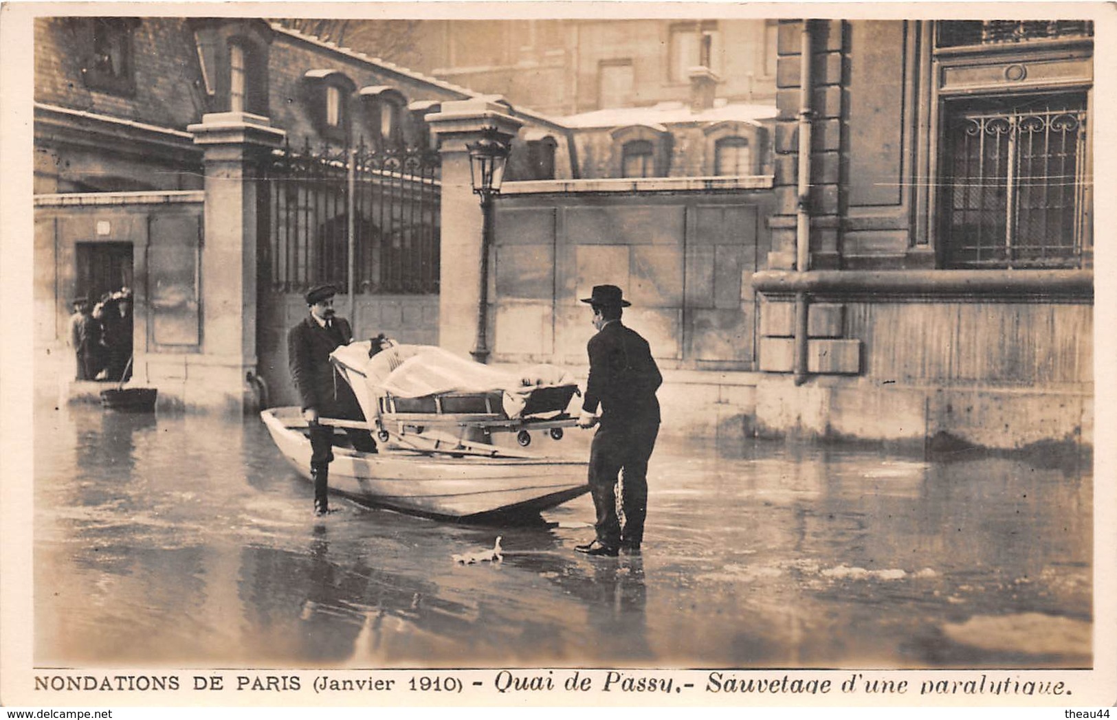 ¤¤   -   Inondation De PARIS En 1910   -   Carte-Photo   -  Quai De Passy  -  Sauvetage D'une Paralytique   -   ¤¤ - District 16