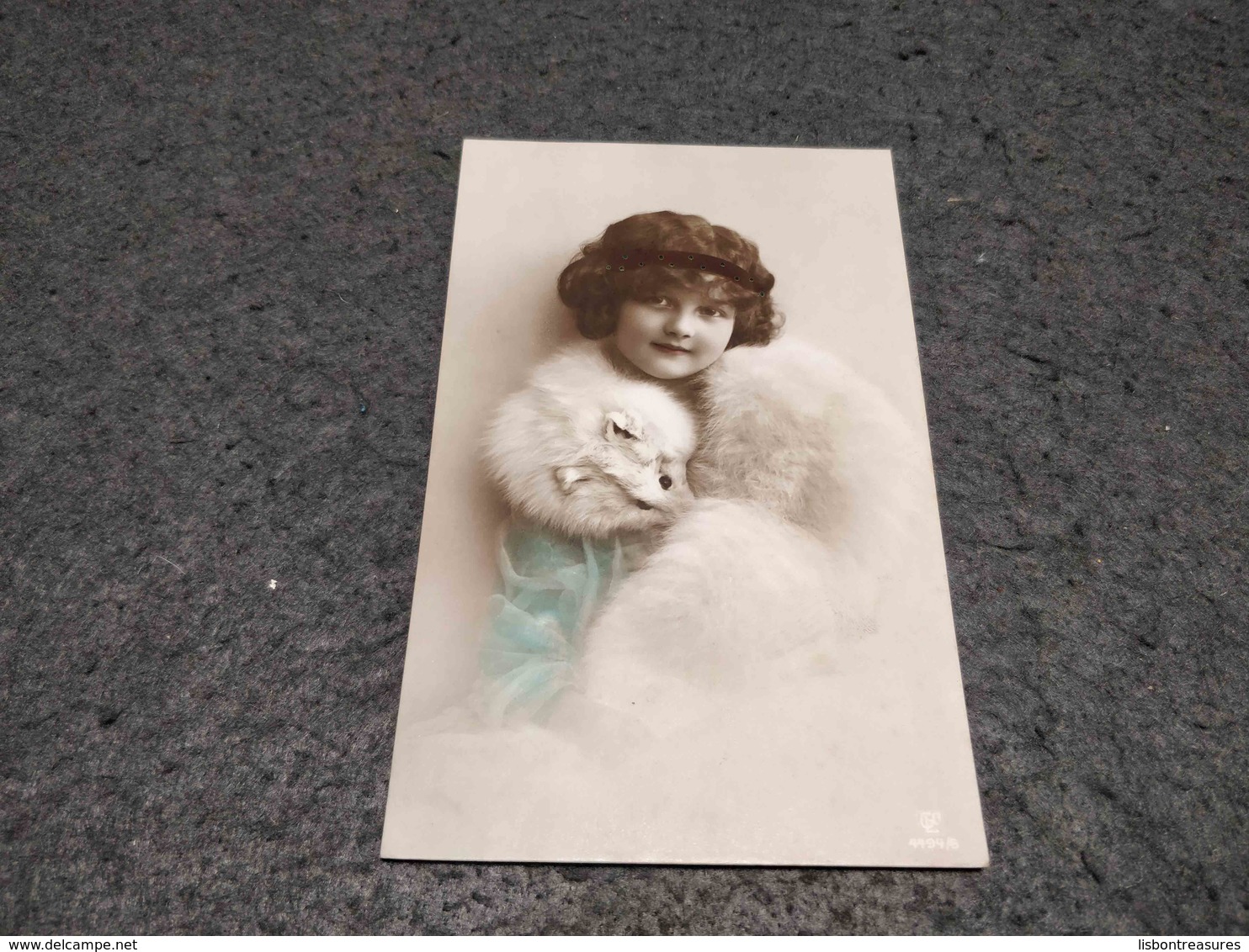 ANTIQUE POSTCARD GIRL WITH FUR COAT USED NO CIRCULATED - Portretten