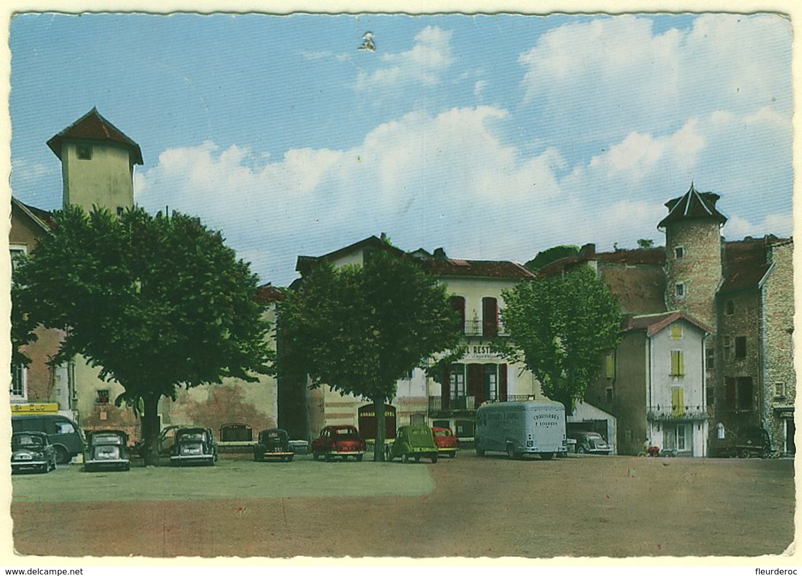 12 - BM53830CPM - VILLEFRANCHE DE ROUERGUE - Place De L'Hotel De Ville - Très Bon état - AVEYRON - Villefranche De Rouergue