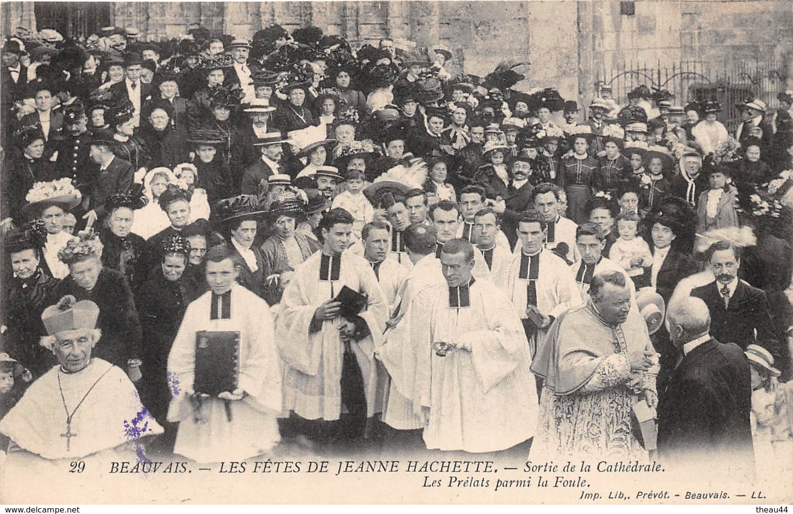 ¤¤   -    BEAUVAIS    -  Les Fêtes De Jeanne Hachette  -  Sortie De La Cathédrale  -  Les Prélats Parmi La Fou    -   ¤¤ - Beauvais