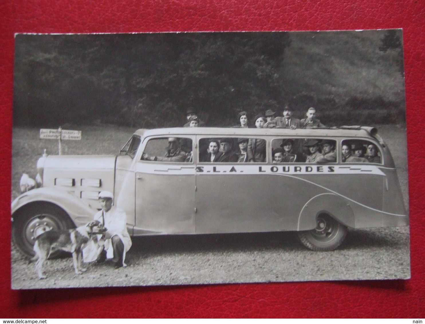 65 - LOURDES - CARTE PHOTO - " AUTOCAR S. L. A . LOURDES - CHIEN POUR LA POSE...."  RARE " - - Capbreton