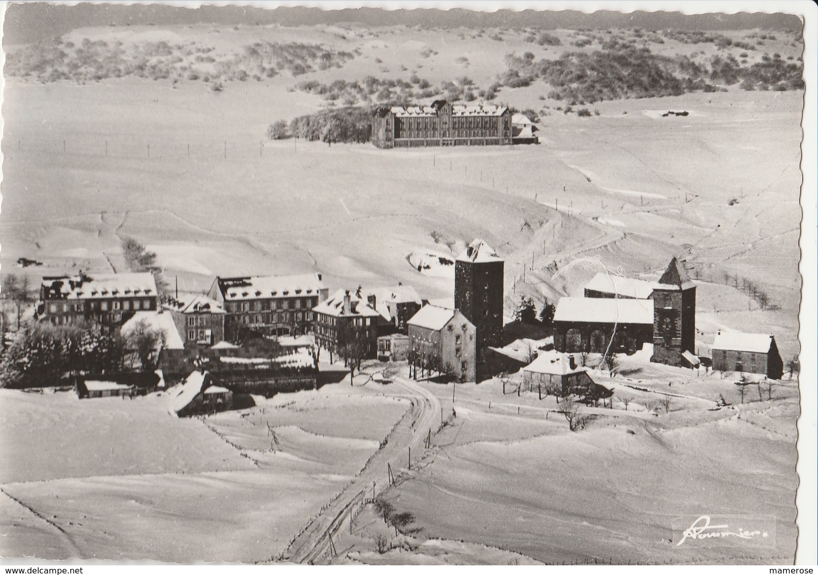 AUBRAC (12). Vue Générale Sous La Neige. Eglise, Tour - Autres & Non Classés