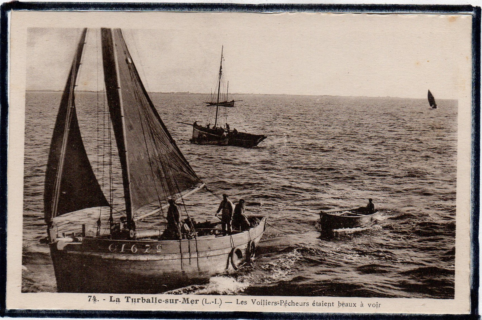 LA TURBALLE - BEAU PLAN DE BATEAUX DE PECHE EN MER - PECHEURS - La Turballe