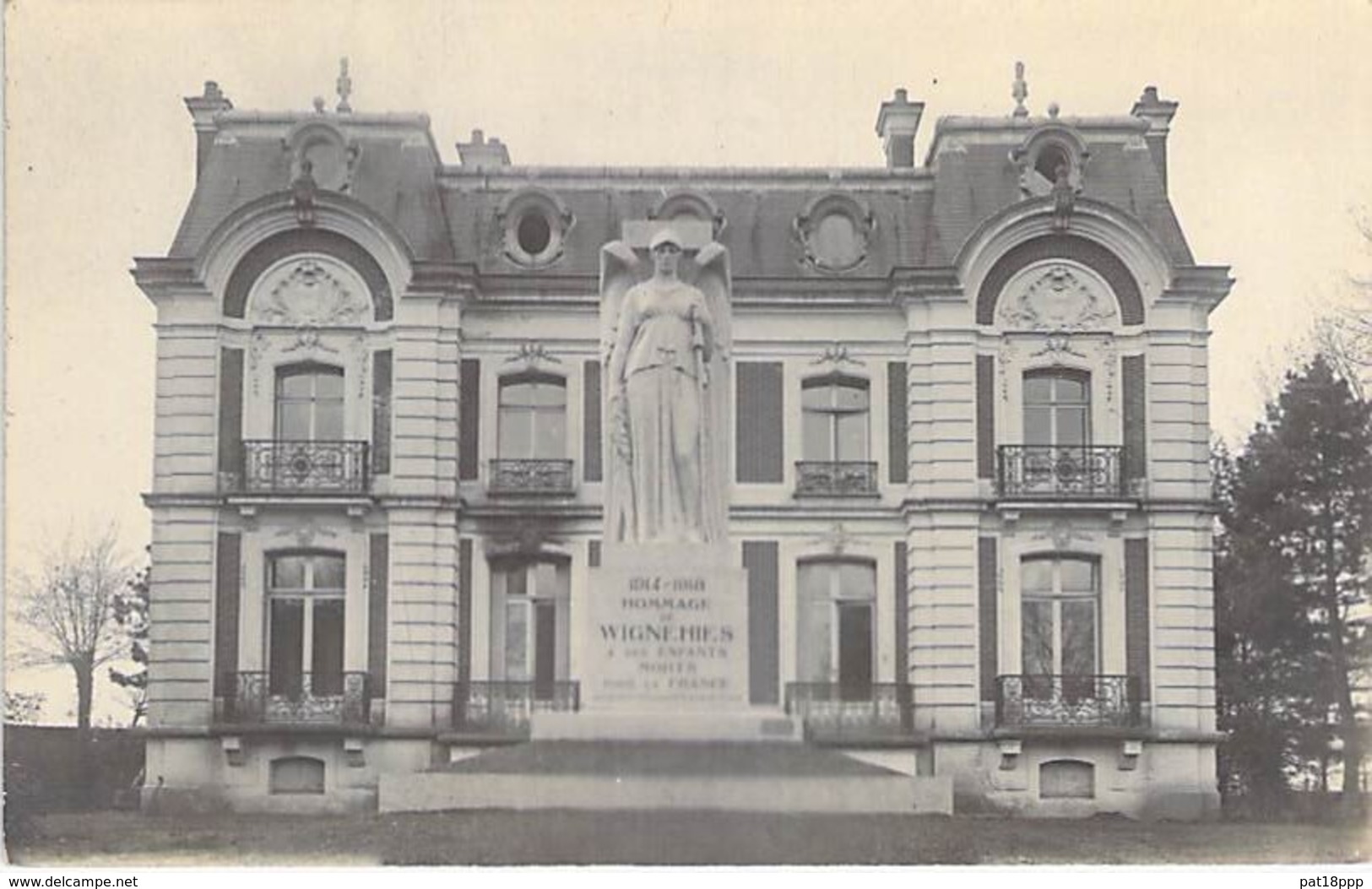 ** Carte Photo / Real Photo ** 59 - WIGNEHIES : Monument Aux Morts ( Et Mairie Derrière ? ) Format CPA - Nord - Autres & Non Classés