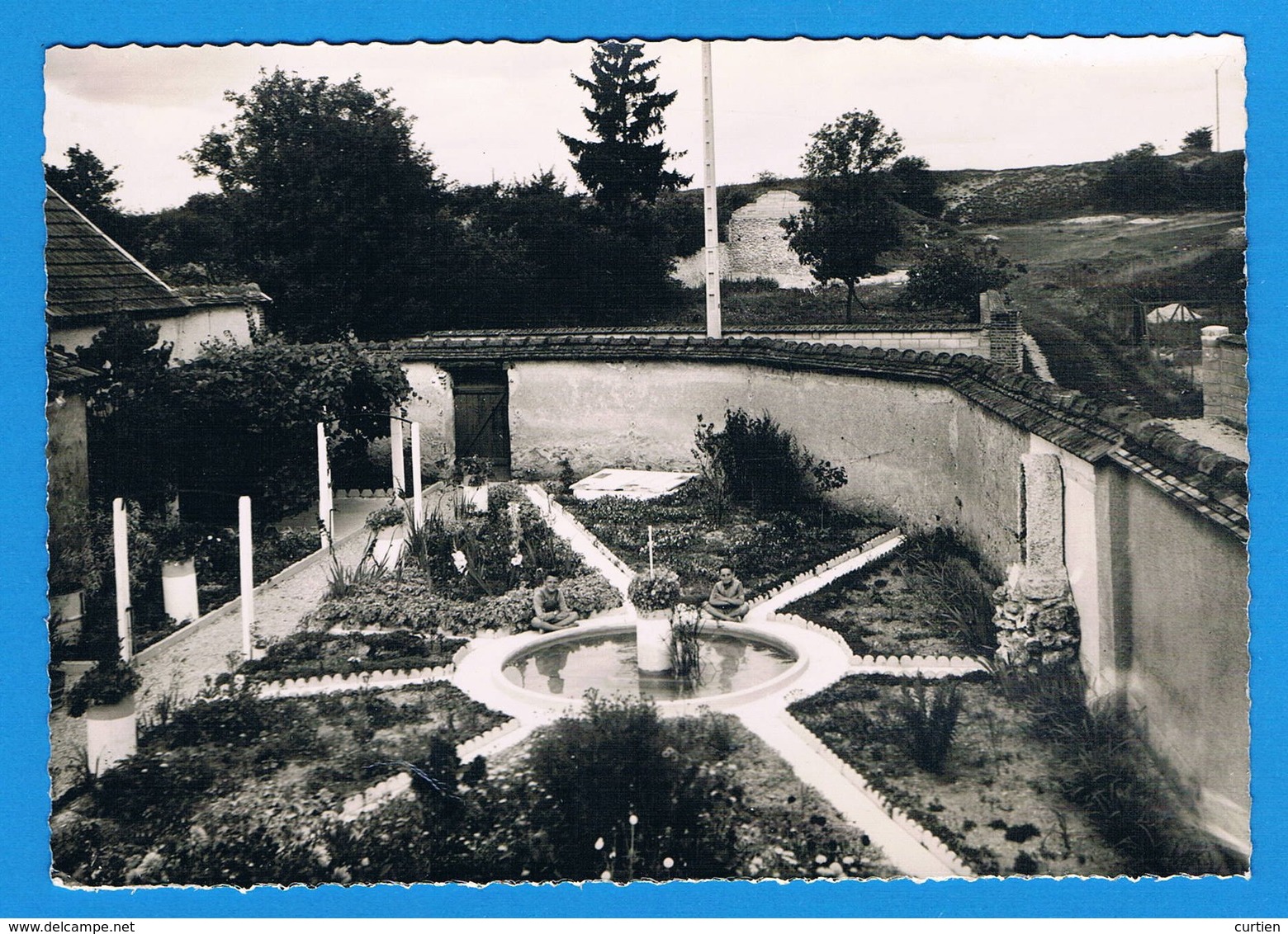 CONFLANS Sur SEINE  51  Jardin Du Presbytère En 1974 ( Voir Dos ) - Autres & Non Classés