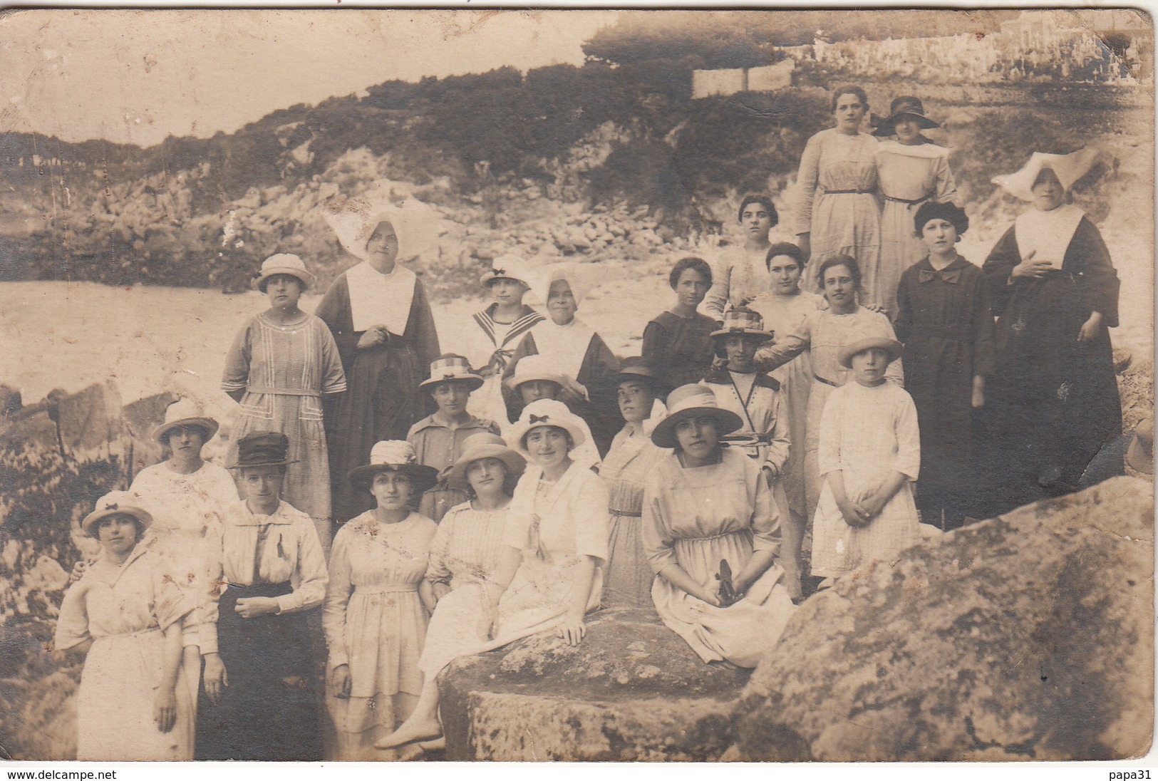 Carte Photo D'un Groupe De Jeunes Filles  Avec Des Des Religieuses - Femmes