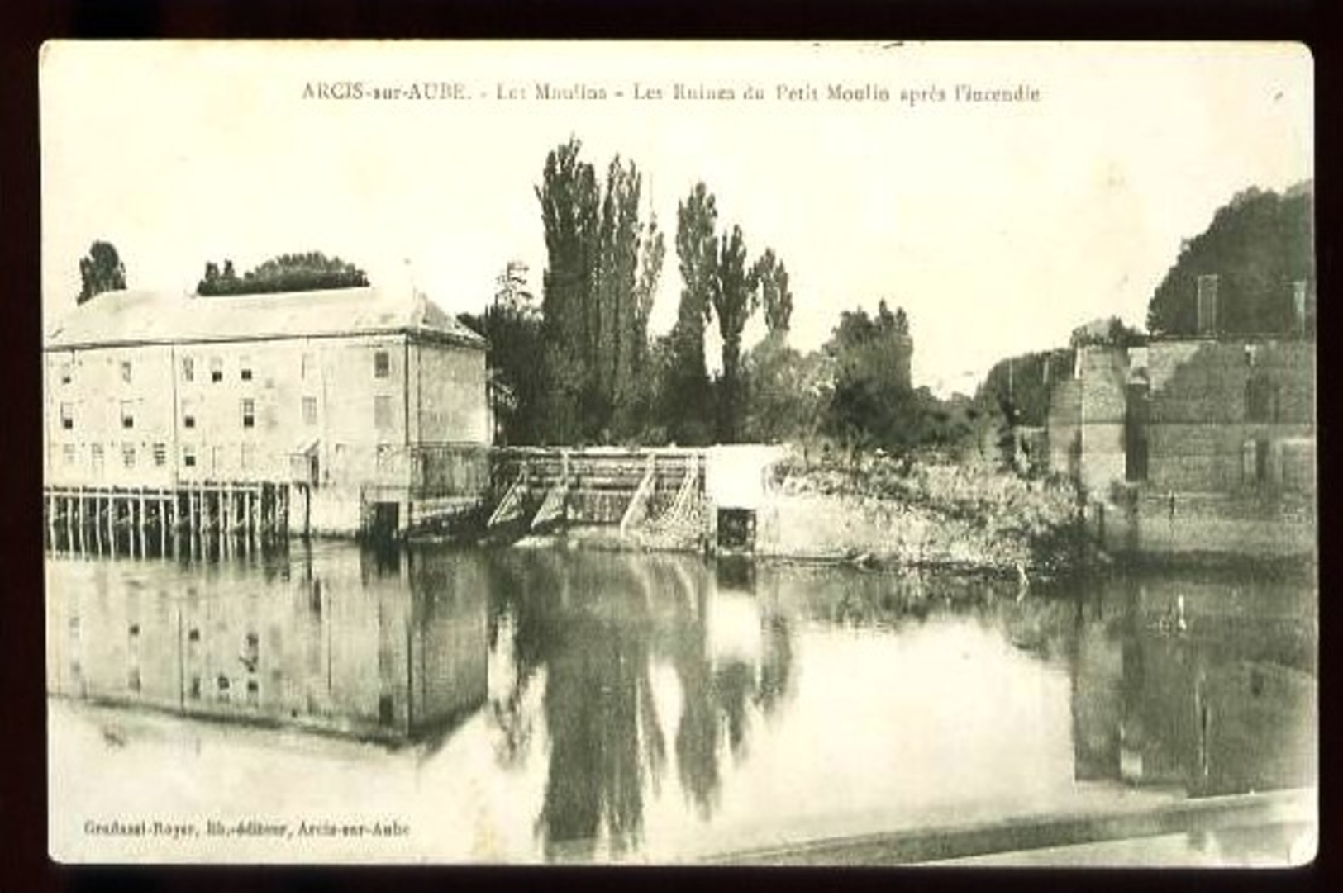 ARCIS-SUR-AUBE - Les Moulins - Les Ruines Du Petit Moulin Après L' Incendie - (Beau Plan) - Arcis Sur Aube