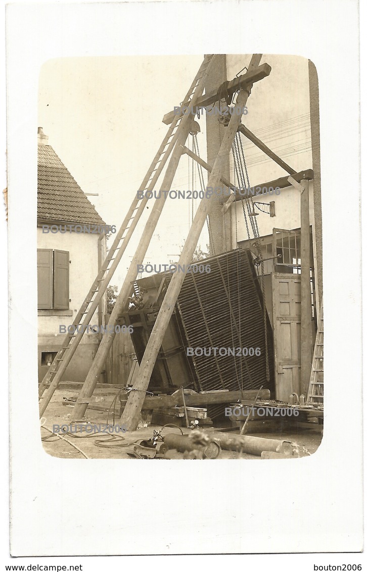 Creutzwald 1926 Carte Photo Devant Un Atelier Mécanique Chaudière, Réservoir De Mine? - Creutzwald