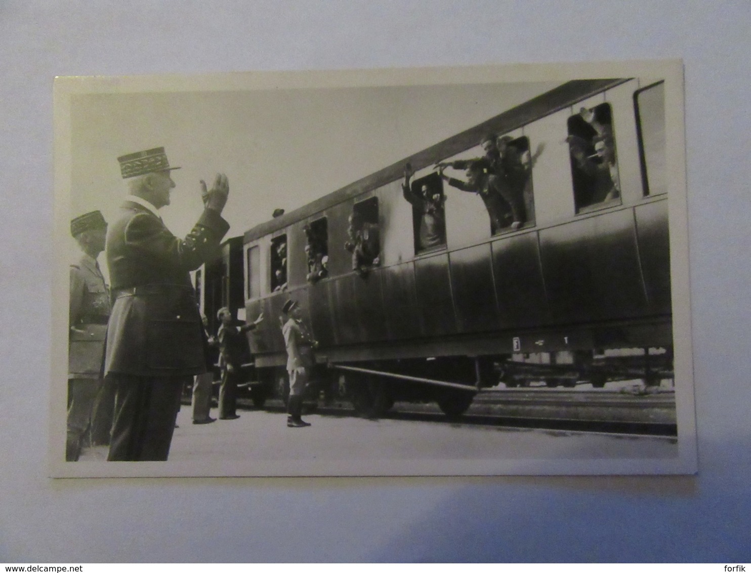 Carte Postale Photo - Le Maréchal Assiste, Avec Le Général Huntziger, à L'arrivée D'un Convoi De Prisonners Rapatriés - Guerre 1939-45