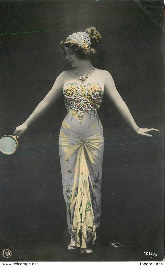 CARTE PHOTO NPG REUTLINGER FEMME ELEGANTE PORTANT ROBE BUSTIER PERLES MIROIR A LA MAIN - Femmes