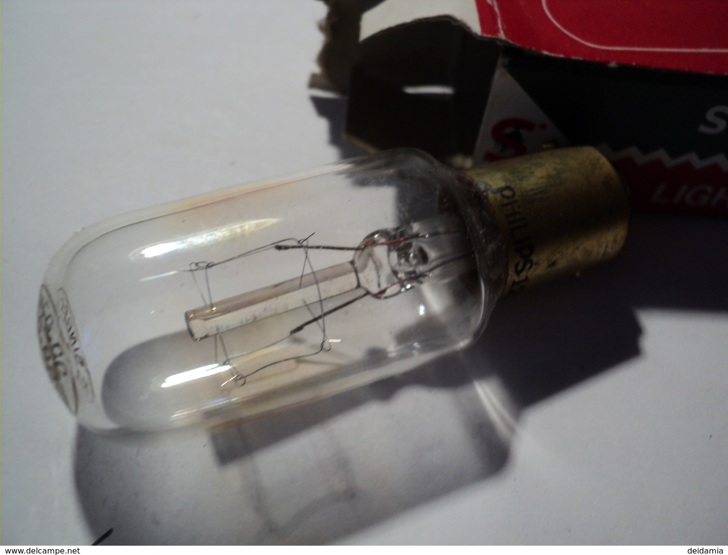 VIEILLE AMPOULE SINGER DANS SA BOITE. LIGHT BULB PHILIPS 125 / 130 V 15 W. - Autres & Non Classés