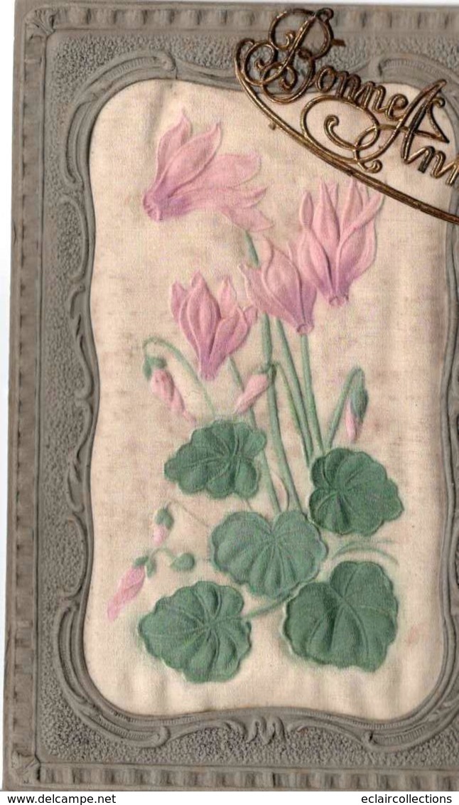 Thème Bonne Année :    Bouquet De Fleurs Sur Un Fond De Tissu Matelassé  (voir Scan) - Neujahr