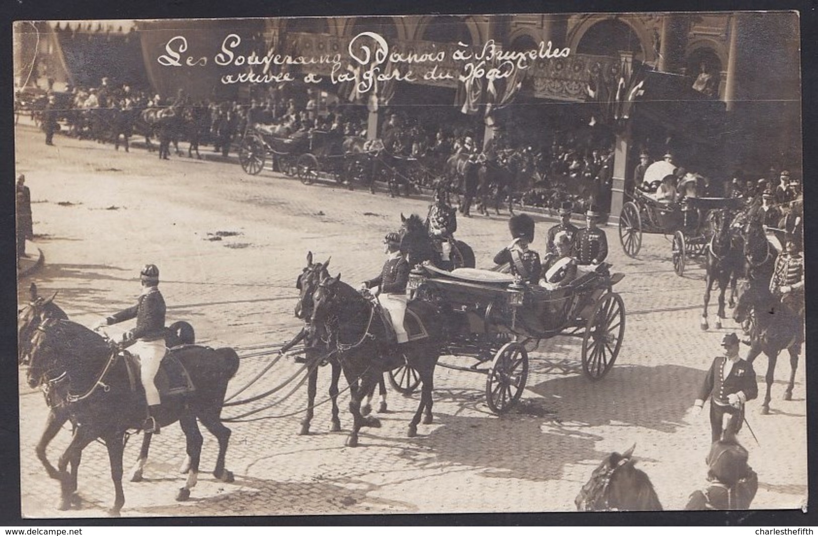 CARTE PHOTO ARGENTIQUE ** LES SOUVERAINS DANOIS A BRUXELLES - GARE DU NORD ** DANISH KING AND QUEEN - Fêtes, événements