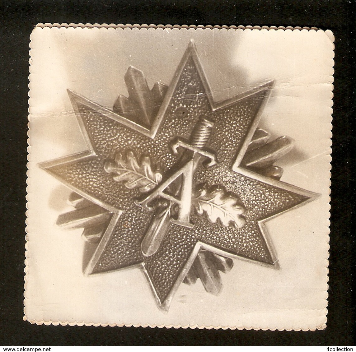 K Old 2 Photos Latvia Pin Badge Order Medal Protecting Guard Distinction Distinctive Sign Letter A Sword Oak Leaves - Fotografie