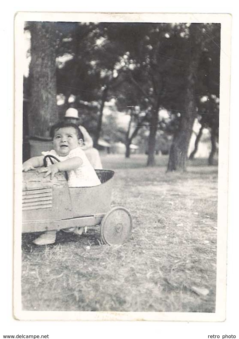 Photo Enfant & Sa Voiture à Pédale    ( PH ) - Personnes Anonymes