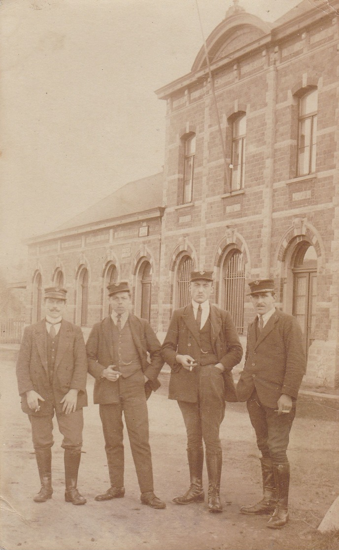 Personnel ,Chemin De Fer Belge ,SNCB,devant Une Gare ,station ,statie ,train , PHOTOCARTE  A  SITUER - Gares - Sans Trains