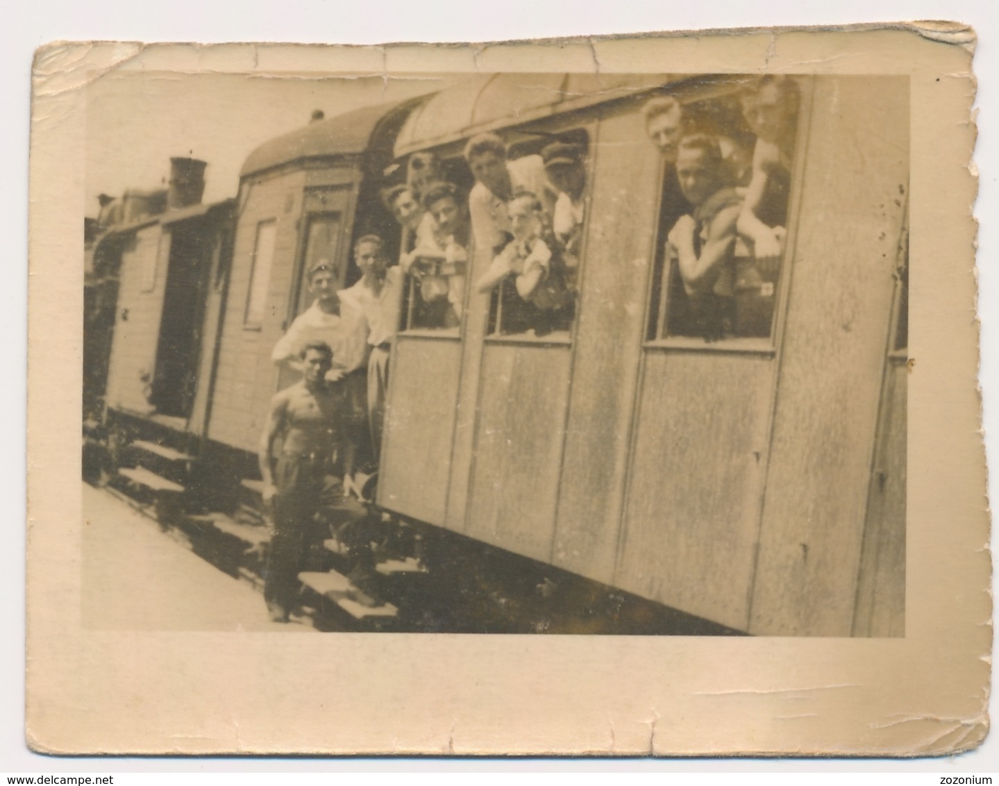 REAL PHOTO -  TRAIN PEOPLE GUYS ON RAILWAY STATION , STEAM LOCOMOTIVE -  Old Photo - Treni
