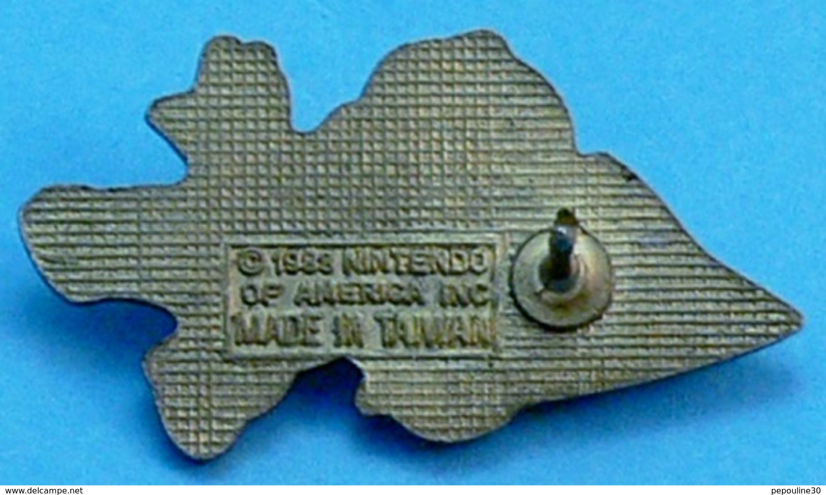 1 PIN'S //  ** NINTENDO / SUPER MARIO BROS DRAPEAU à DAMIER ** . (©1988 Nintendo of América INC)