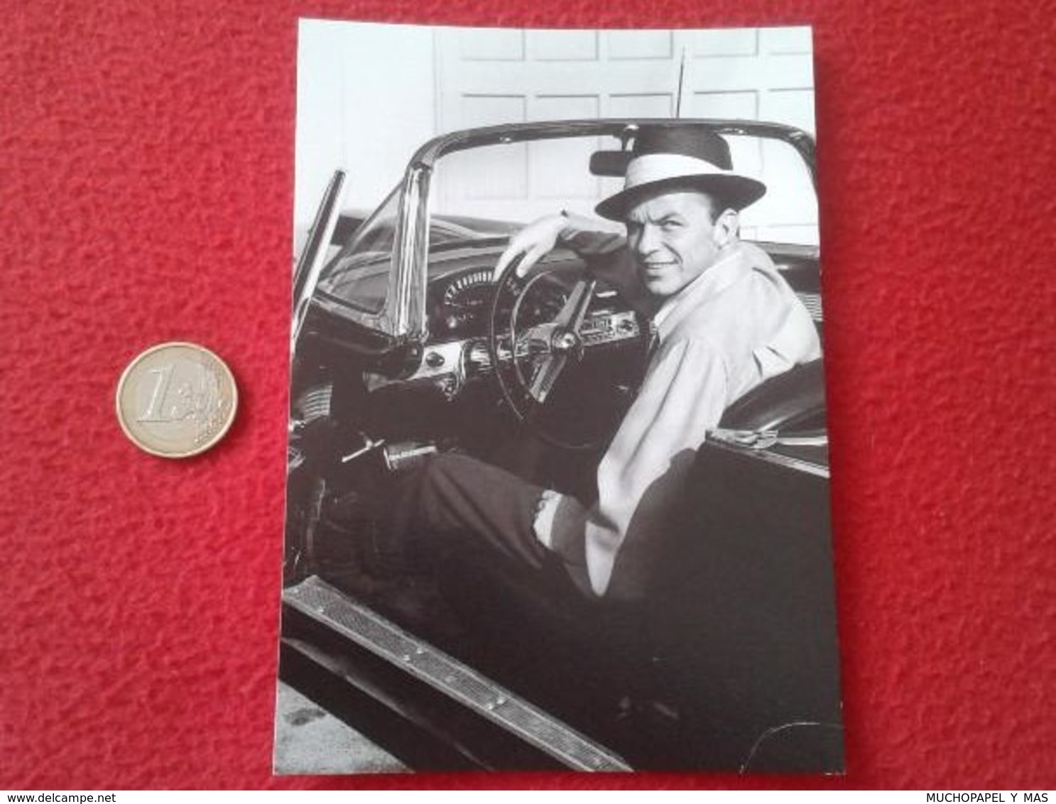 POSTAL POSTCARD CARTE POSTALE DE CINE ACTOR FRANK SINATRA POSES WITH A POSA CON UN FORD THUNDERBIRD ACTEUR HOLLYWOOD CAR - Actores