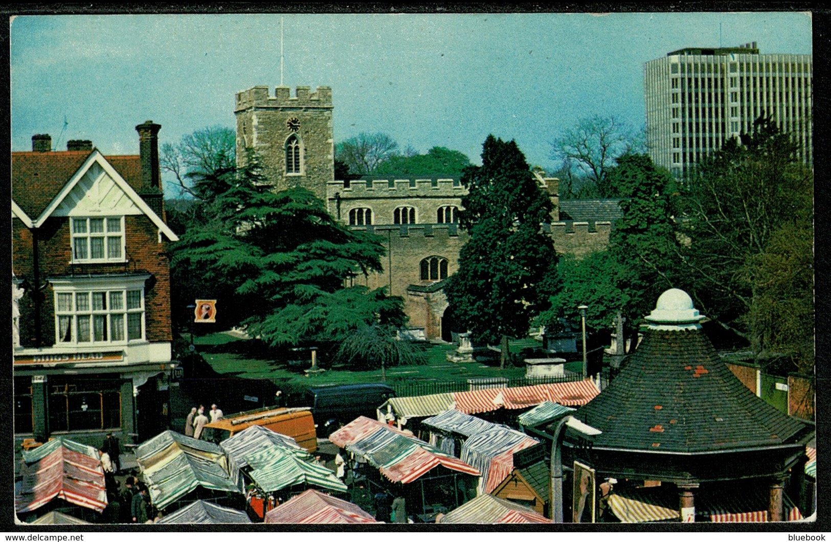 Ref 1246 - Postcard - Market Day - The Market Place & Church Enfield Middlesex - Middlesex