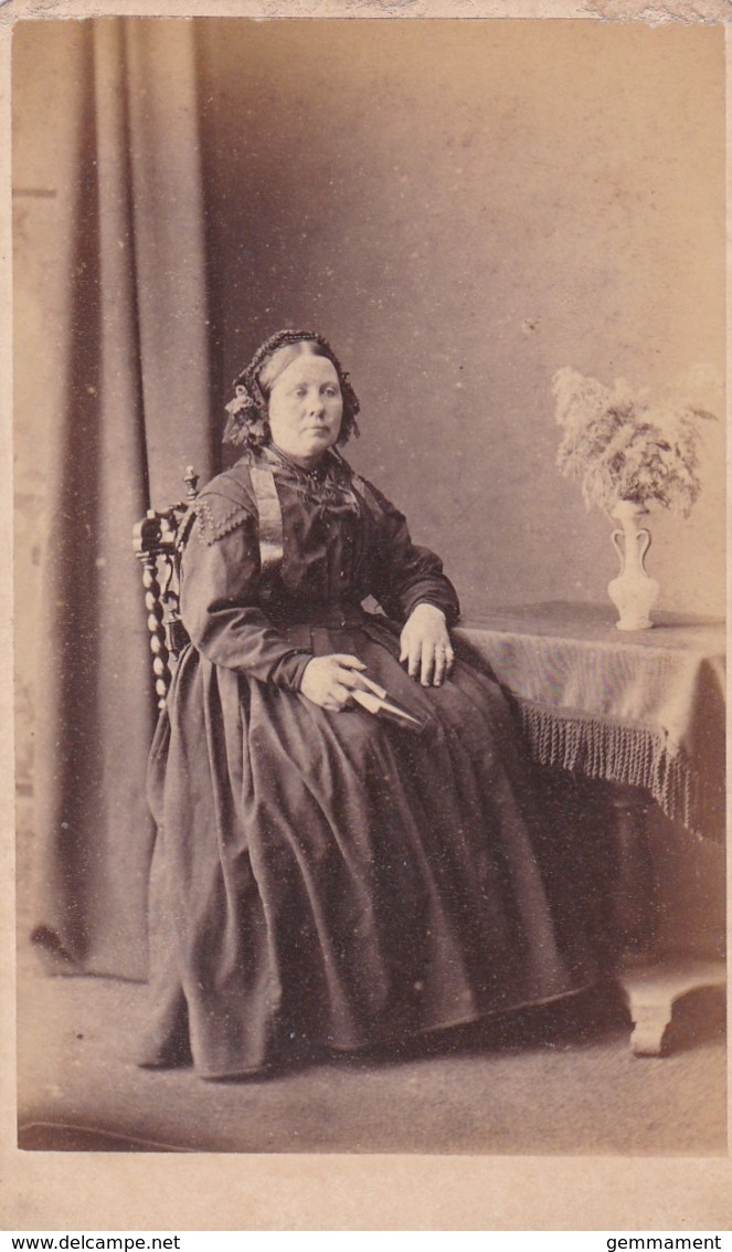 CDV PHOTO -SEATED LADY HOLDING BOOK .  SALCOMBE STUDIO - Old (before 1900)