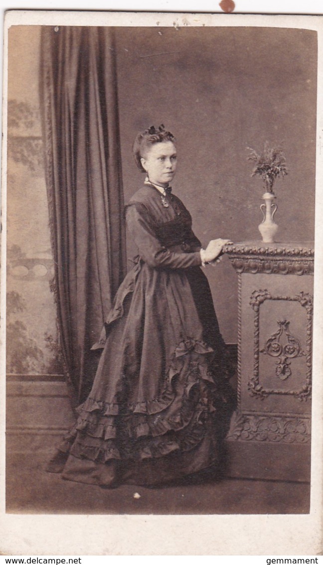 CDV PHOTO - STANDING LADY  . LONG DRESS . SALCOMBE STUDIO - Old (before 1900)