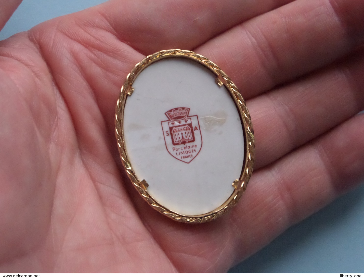 BROCHE ( Medaillon ) BROOCH : Porcelaine LIMOGES France ( Voir Photo Svp / A Identifié ) +/- 37 X 45 Mm.! - Limoges (FRA)