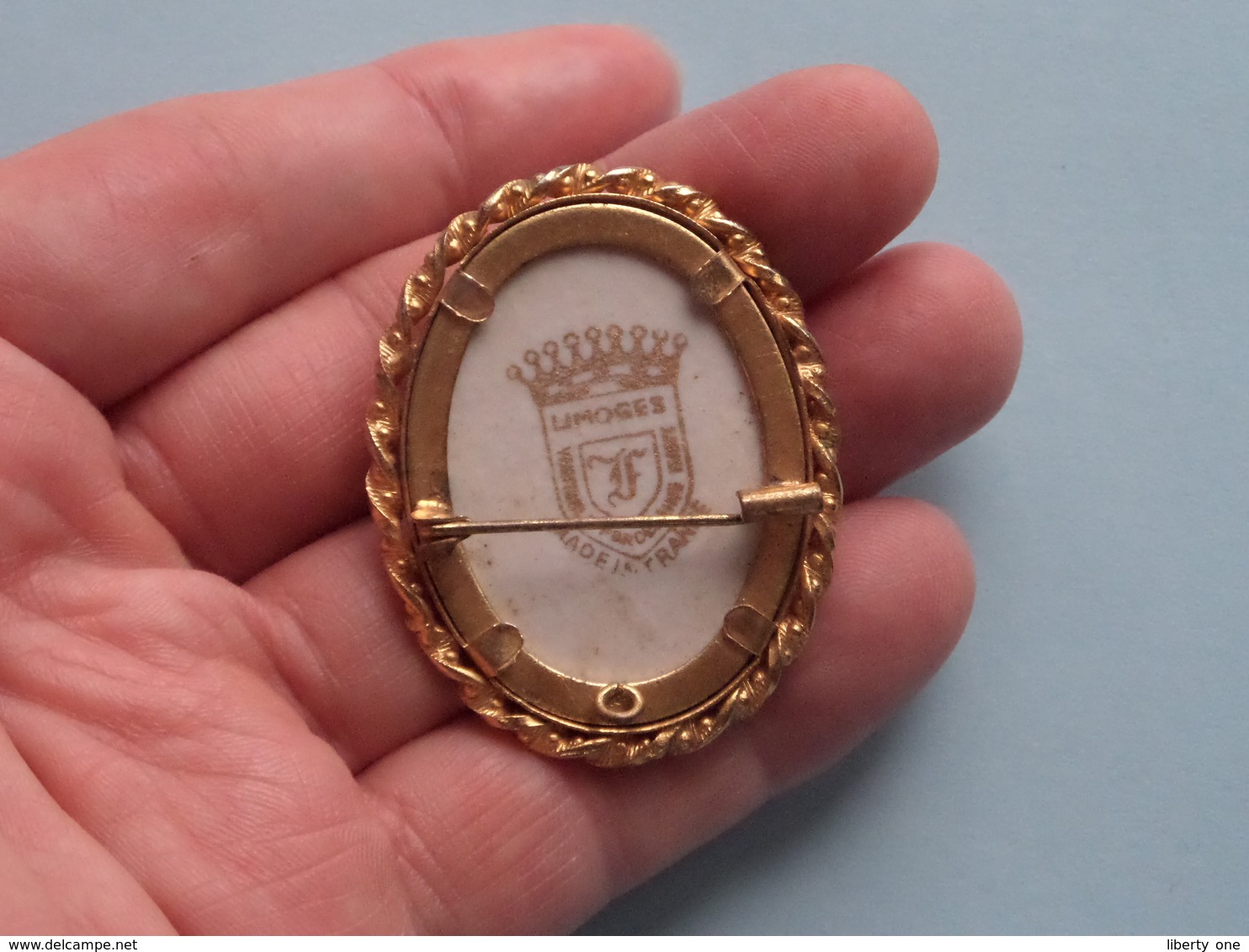 BROCHE ( Medaillon ) BROOCH : Porcelaine LIMOGES France ( Voir Photo Svp / A Identifié ) +/- 37 X 45 Mm.! - Limoges (FRA)