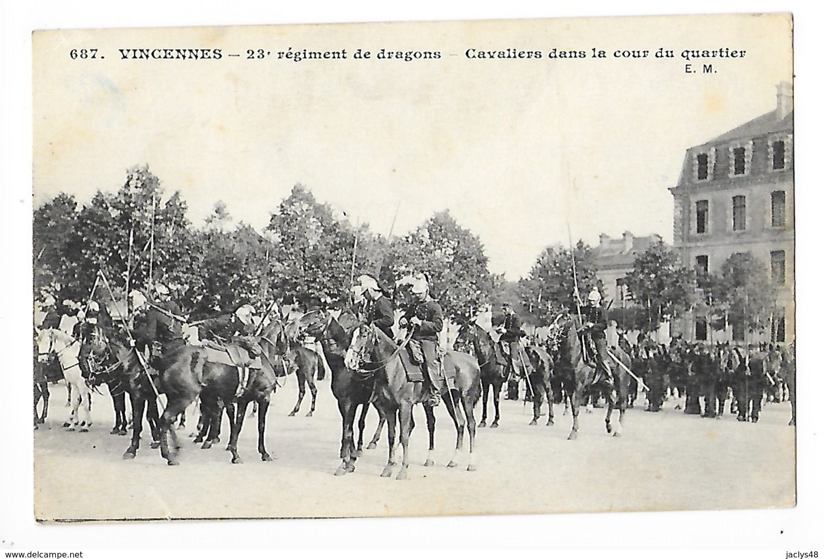 VINCENNES  (cpa 94)  23° Régiment De Dragons - Cavaliers Dans La Cour Du Quartier   -  L 1 - Vincennes