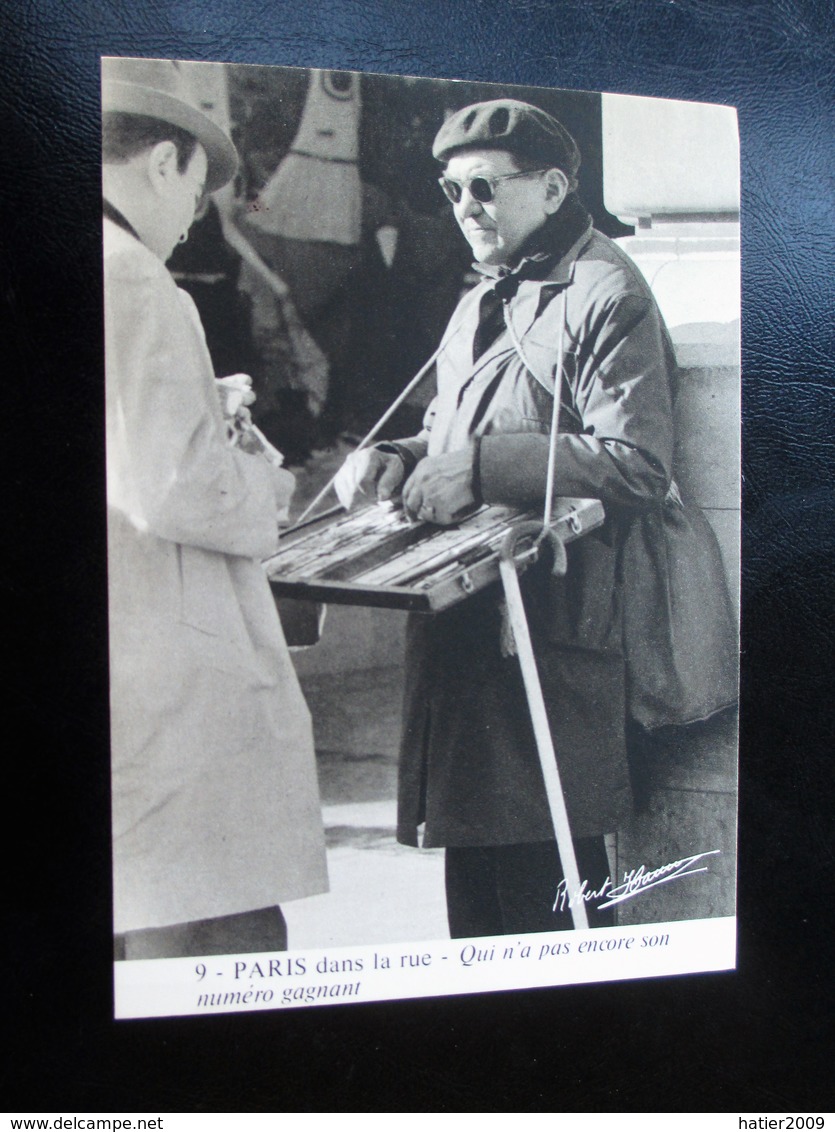 Cpa Photo PARIS Dans La Rue - Qui N' A Pas Son Numero Gagnant -  Scene De Rue Et Métier - Sig. R. HAMM Années 1960 - Autres & Non Classés