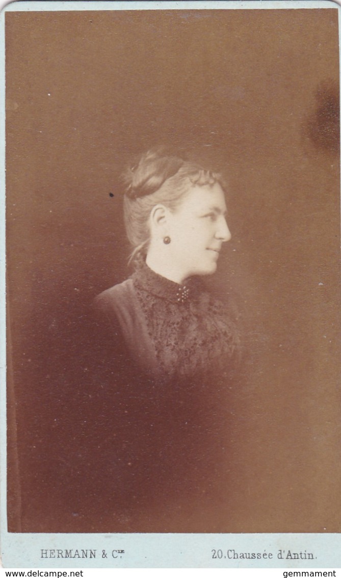 CDV PHOTO - LADY WEARING EARRING.  PARIS STUDIO - Old (before 1900)