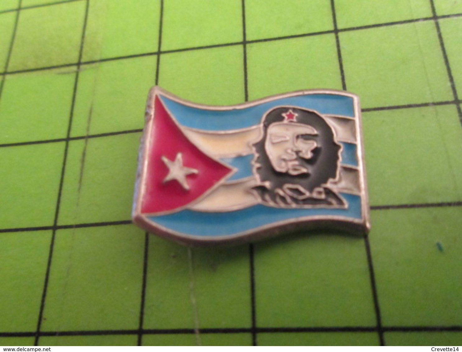 1115b Pins Pin's / Rare & Belle Qualité THEME PERSONNES CELEBRES / ERNESTO CHE GUEVARA ET DRAPEAU CUBAIN - Personnes Célèbres